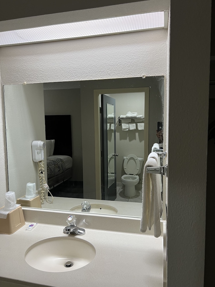 Deluxe Room, 1 King Bed, Non Smoking, Refrigerator & Microwave photo 2