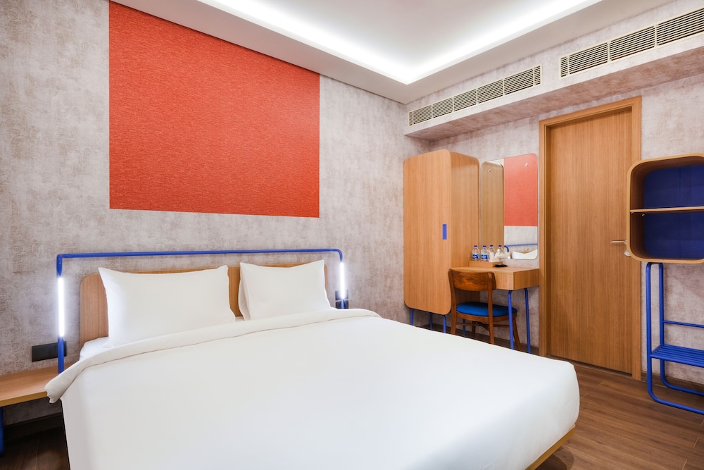 Suite, 1 Queen Bed, City View - Photo 7