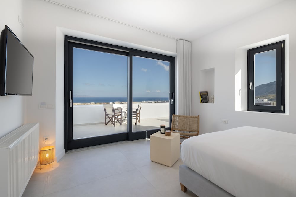 Deluxe Room with Balcony and Sea View
