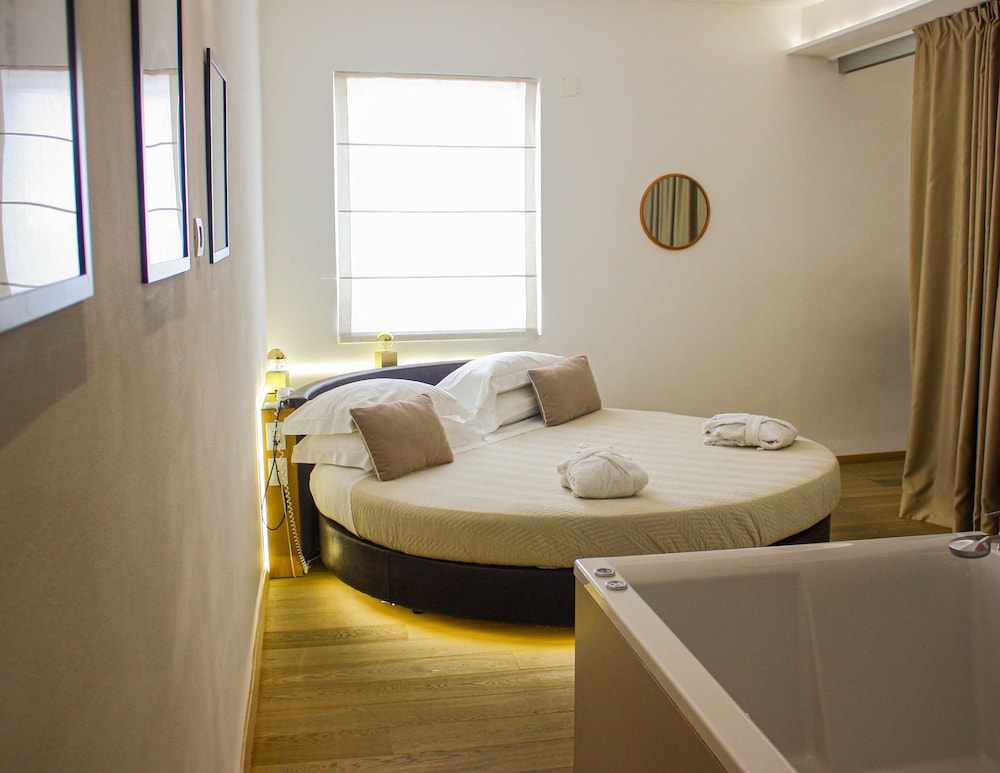 Round Suite with Hot Tub - Photo 16