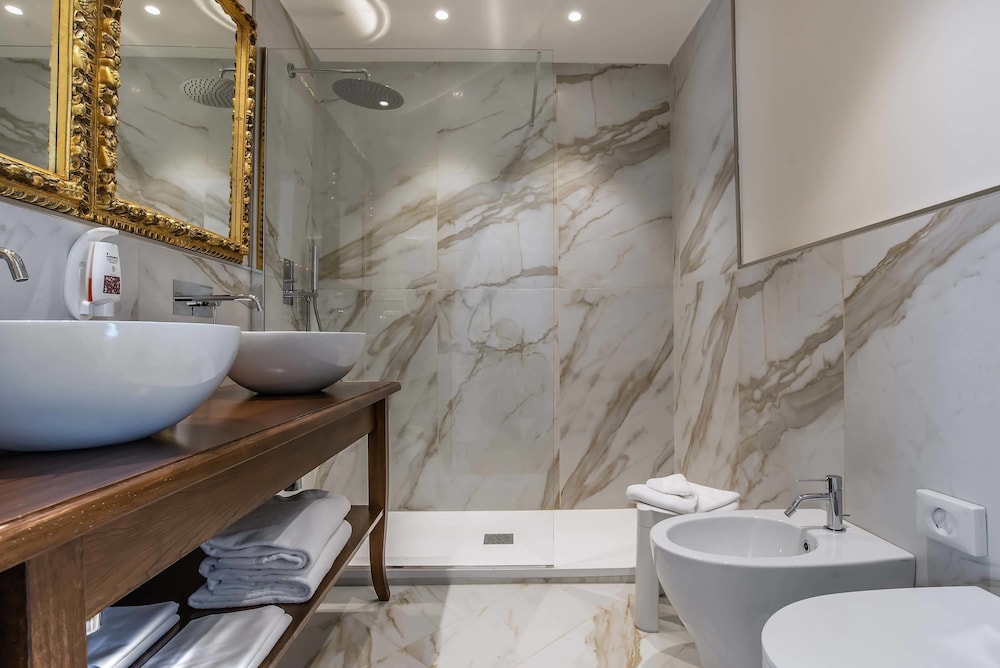 Suite with view and Jacuzzi photo 2