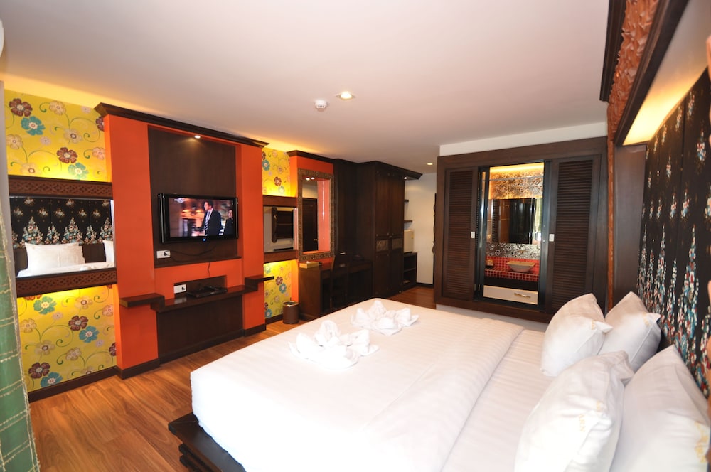 Deluxe Room, 1 Double Bed, Partial Sea View photo 1