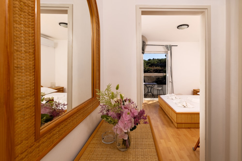 Double Room, Balcony, Park View photo 2