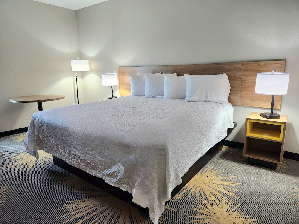 Suite, 1 King Bed, Non Smoking, Hot Tub - Photo 4