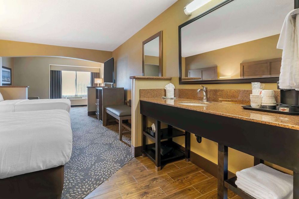 Suite, 2 Queen Beds, Non Smoking, River View (with Sofabed) - Photo 1