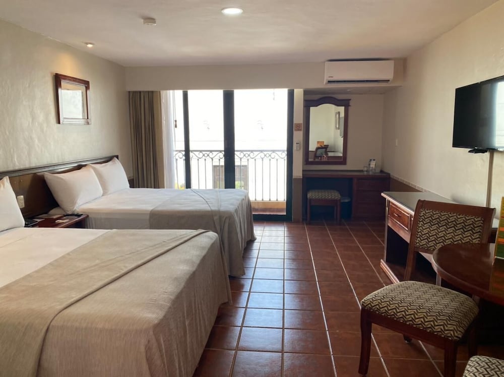 Executive Room, 2 Queen Beds - Photo 6