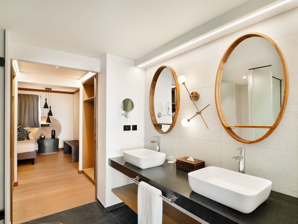 Signature Suite, 2 Bedrooms, Hot Tub, Oceanfront