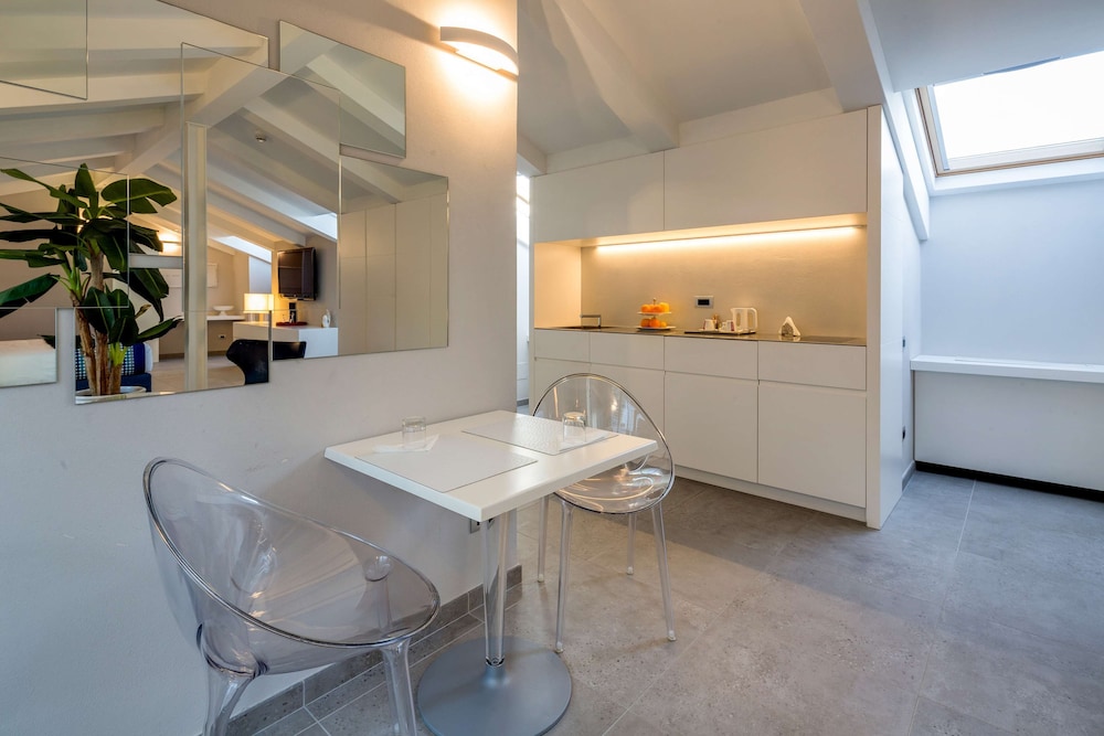 Design Suite, 1 King Bed, Non Smoking, Balcony - Photo 3