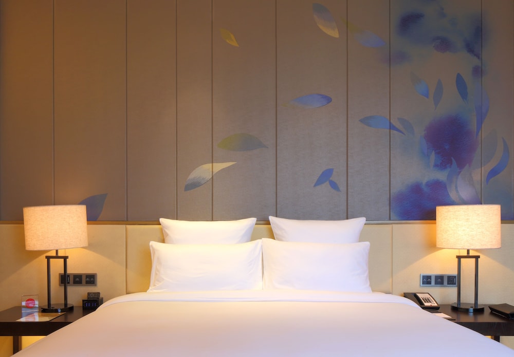 Deluxe Room, 1 King Bed, Lake View photo 3