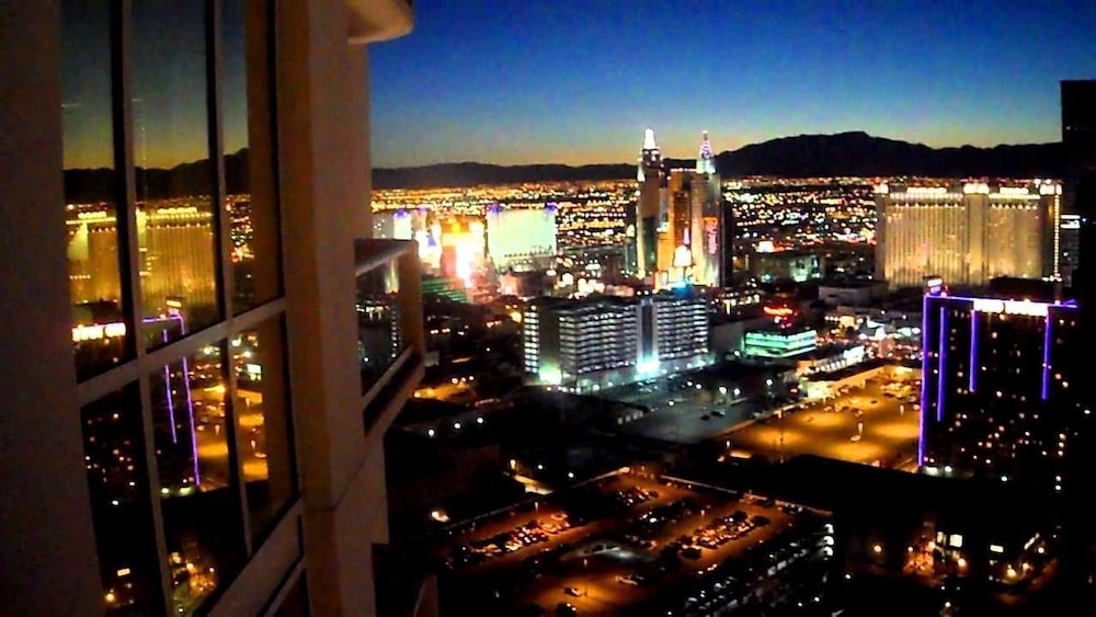 1BR Balcony Suite Strip View - Photo 27