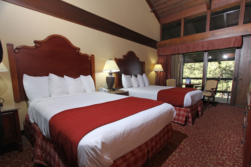 Deluxe Room, 2 Queen Beds, Ground Floor