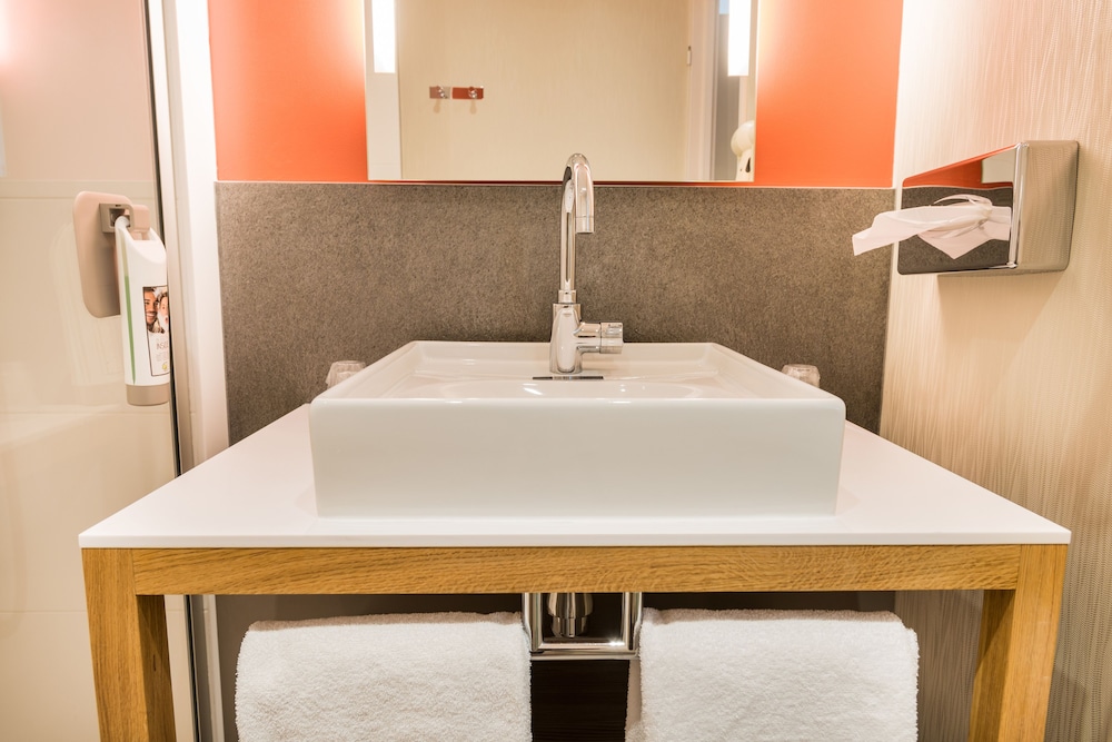 Standard Room, Multiple Beds - Photo 4
