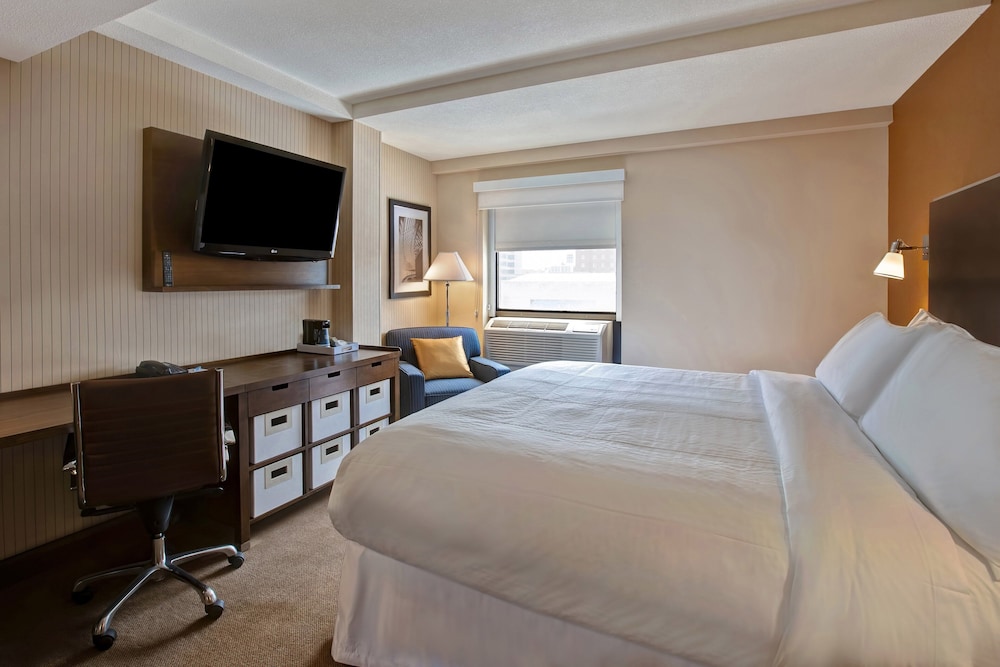 Room, 1 King Bed, Non Smoking, Tower - Photo 5