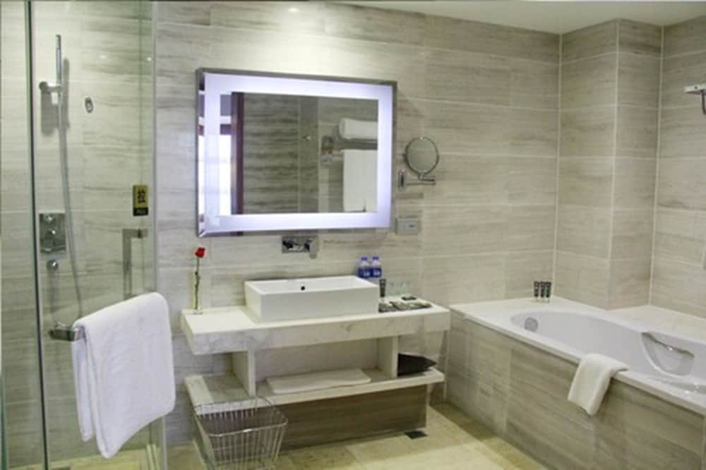 Superior Room, 1 King Bed - Photo 10