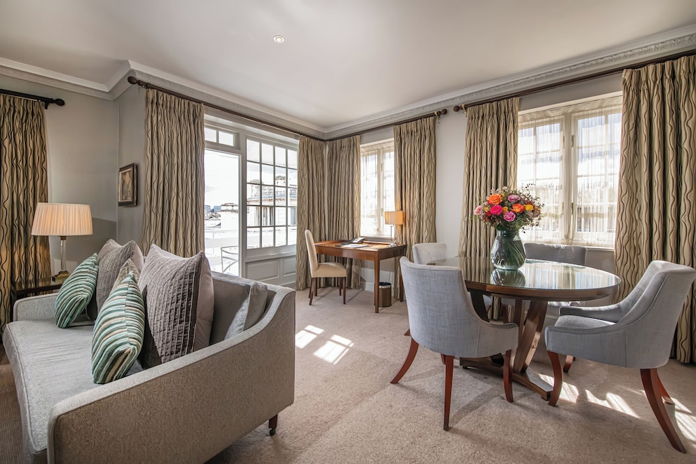 Signature Suite, 1 King Bed with Sofa bed, Balcony, City View photo 2
