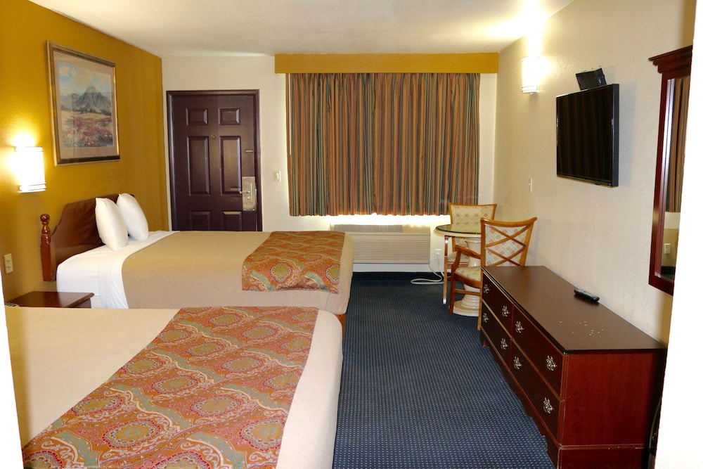 Standard Room, 2 Queen Beds - Photo 1