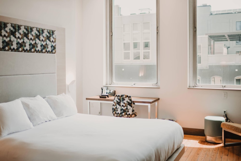 Standard Room, 1 King Bed, Non Smoking (Faces Steet Larger Room)