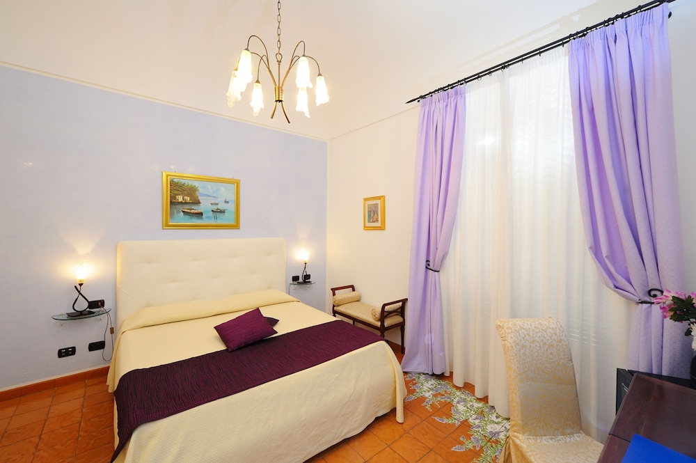 Deluxe Room, Sea View thumbnail 5