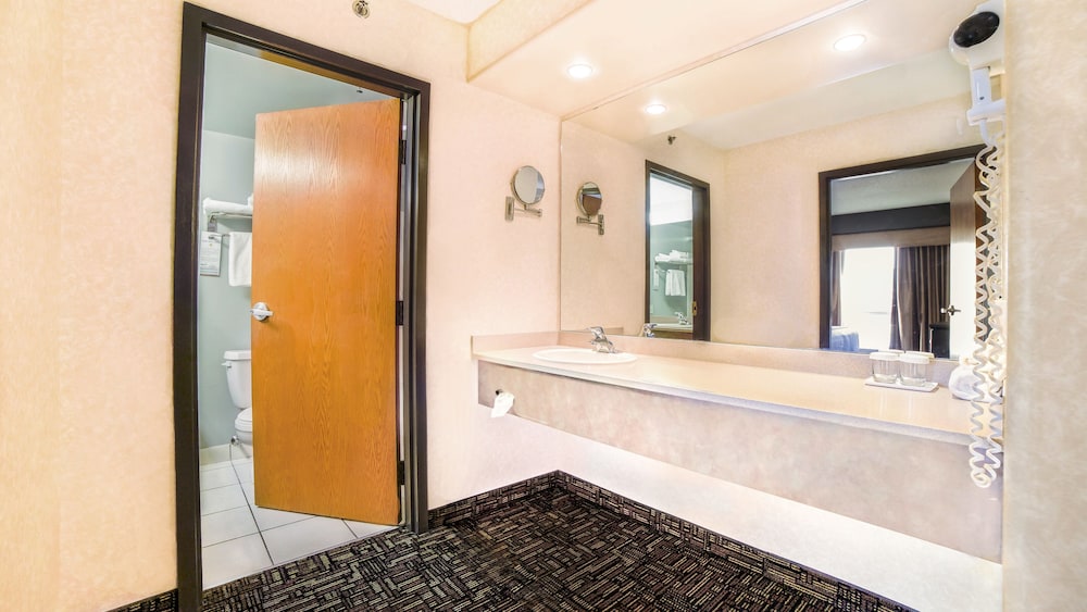 Deluxe Room, 1 King Bed, City View - Photo 3