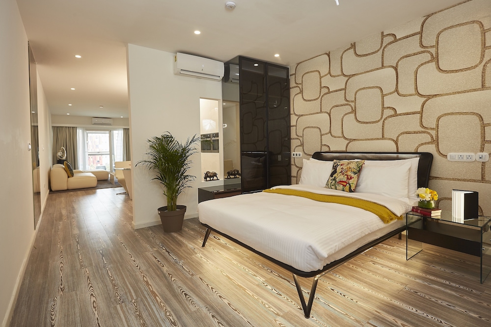 Executive Suite - Photo 7