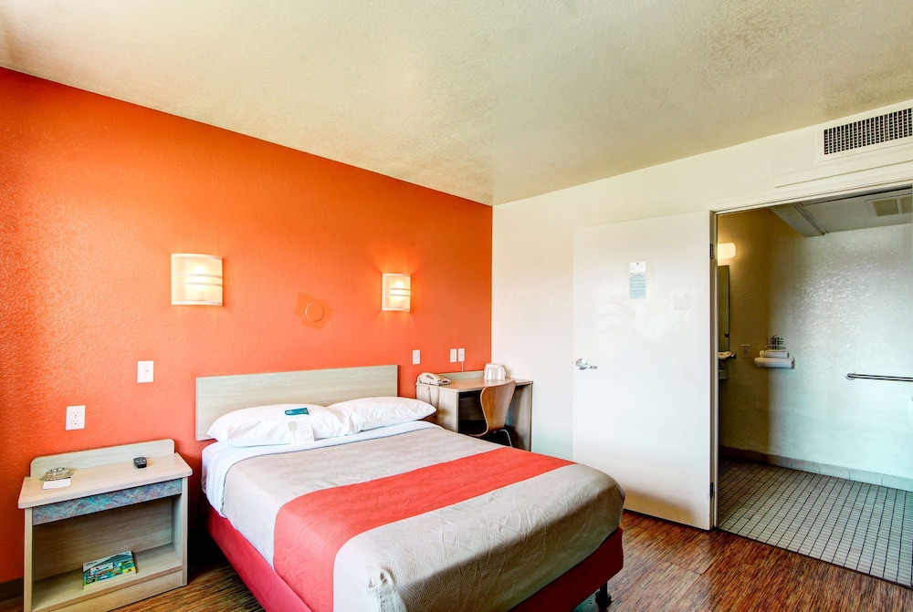 Deluxe Room, 1 Queen Bed, Accessible, Non Smoking photo 1