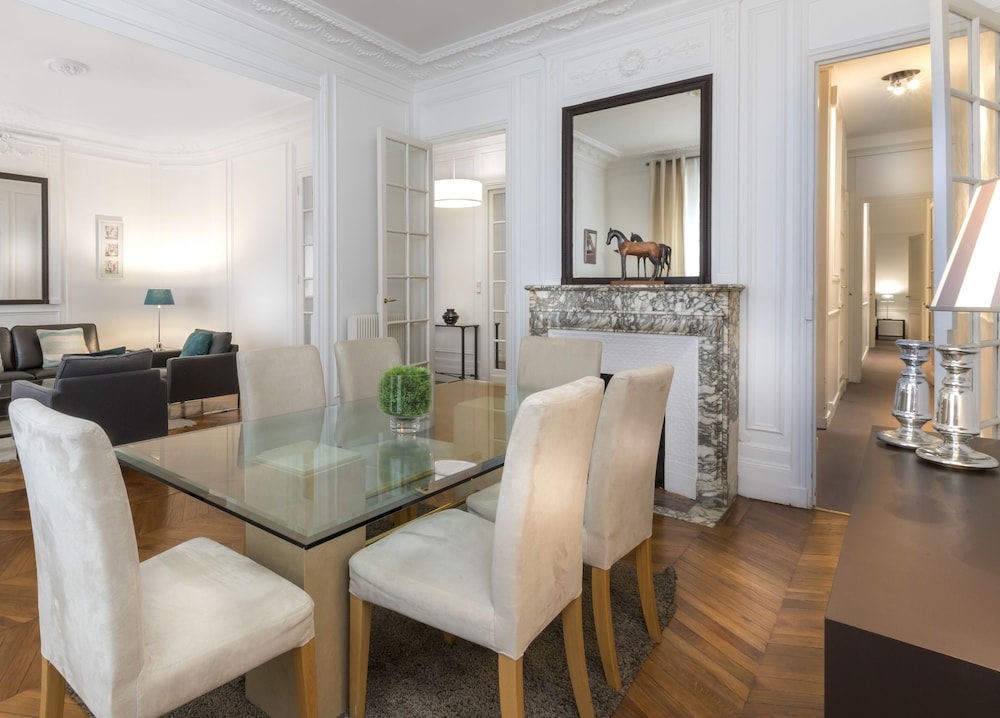 Classic Apartment, 3 Bedrooms, 2 Bathrooms photo 3