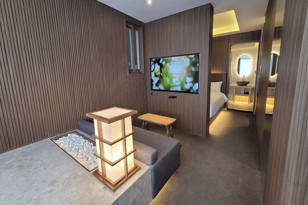 Main Double Timber Spa Room (Randomly selected) - Photo 9