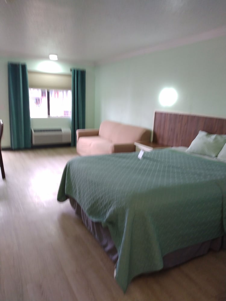 Suite, 1 Queen Bed (No Pets Allowed) photo 2