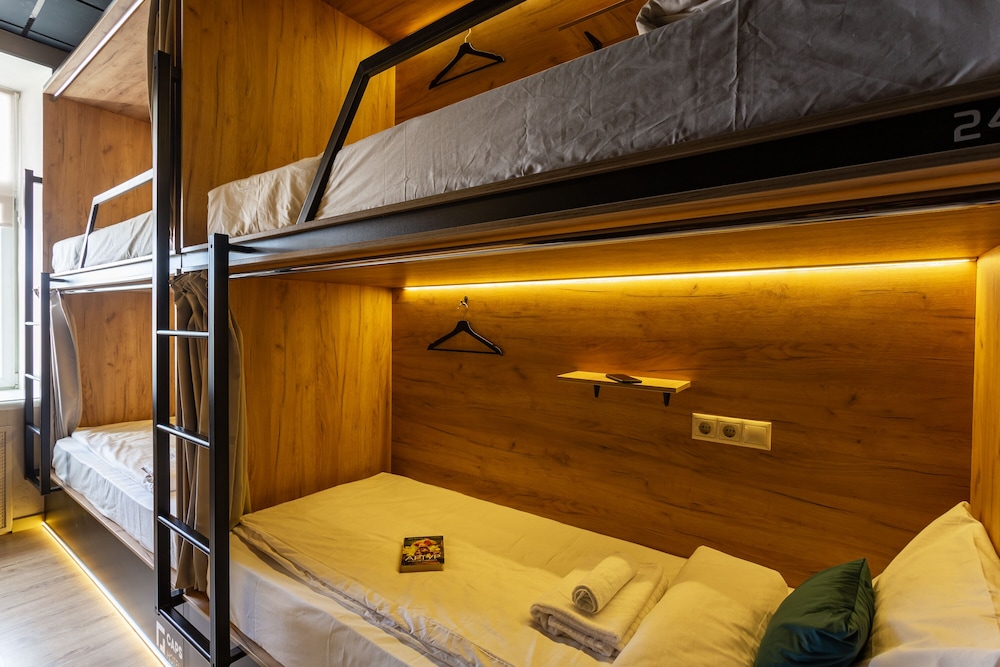Capsule In 6 Person Room