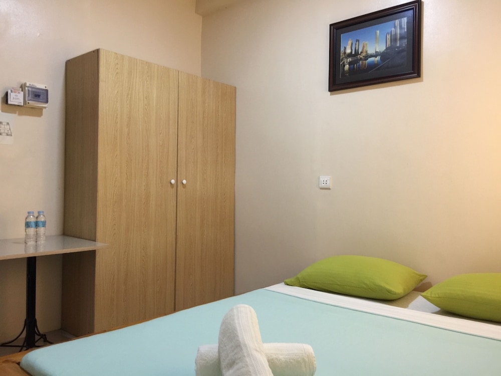 Basic Room, 1 Queen Bed photo 1