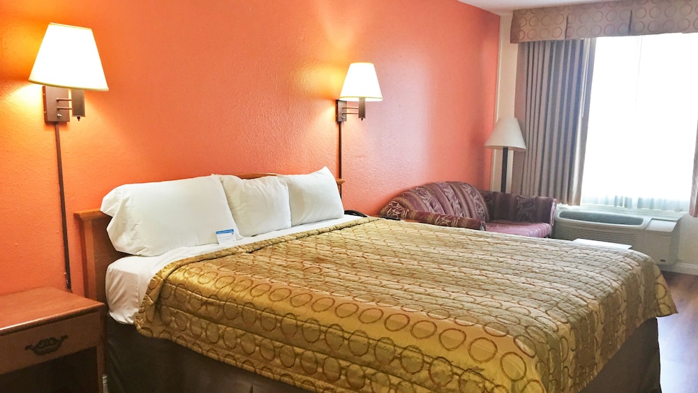 Deluxe Room, 1 King Bed, Smoking, Refrigerator & Microwave - Photo 3