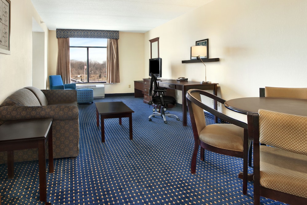 Suite, 1 King Bed with Sofa bed, Non Smoking - Photo 2