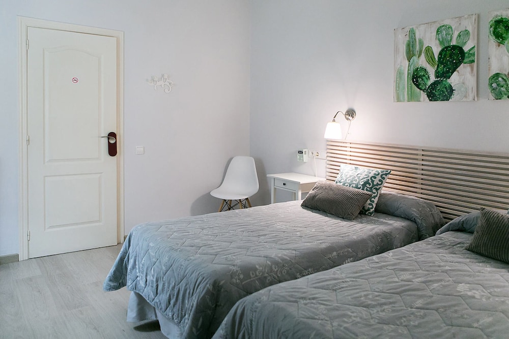 Double Room, Shared Bathroom (Interior - 2 Beds) photo 3