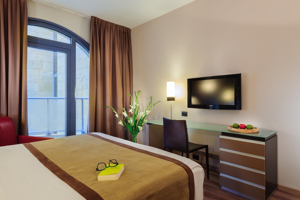 Superior Room with Balcony - Photo 4