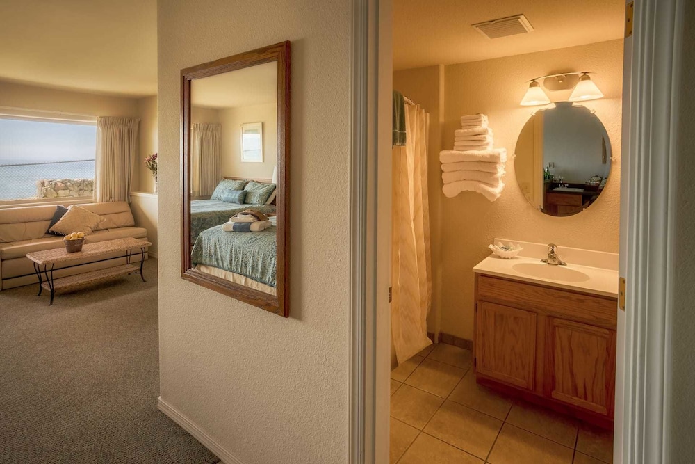 Suite, 2 Queen Beds, Patio photo 3