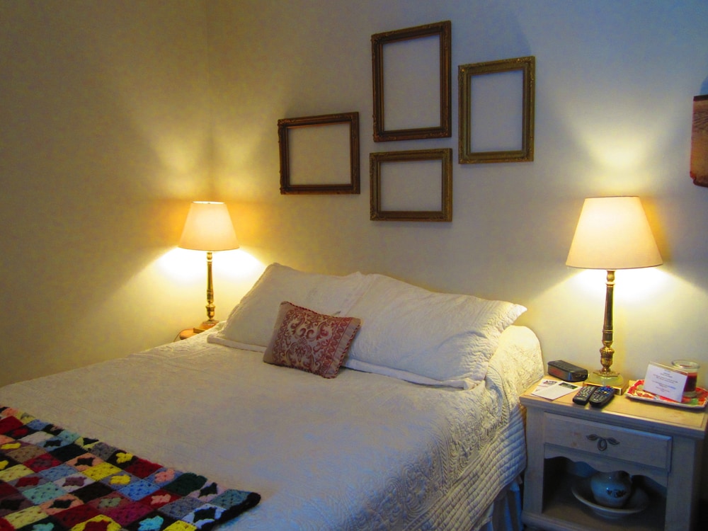 Standard Room, 1 Queen Bed, Shared Bathroom (Room 3) photo 2