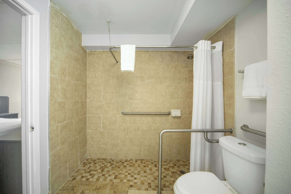 Deluxe Room, 2 Queen Beds, Accessible, Non Smoking - Photo 2