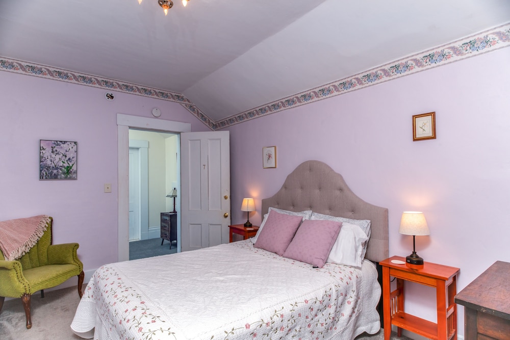 Basic Room, 1 Queen Bed, Non Smoking (Room 7, Third Floor) Shared Shower photo 3