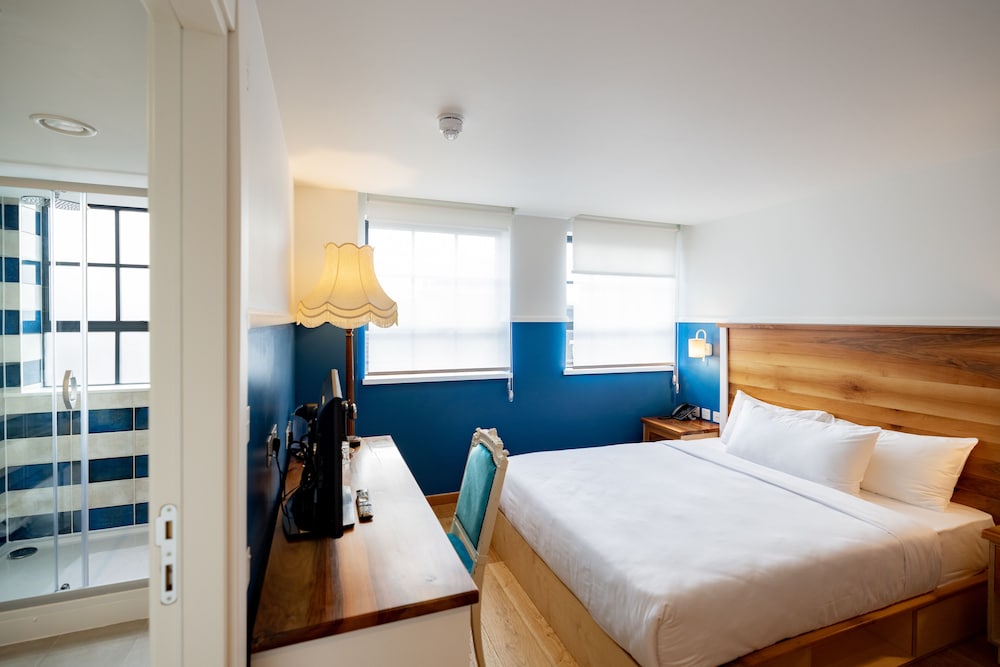Deluxe Double Room thumbnail 6