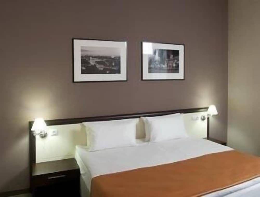 Standard Room, 1 Queen Bed - Photo 4