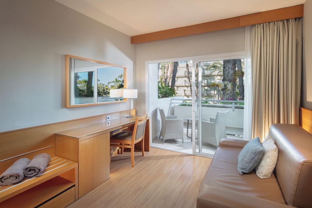 Standard Room (2 adults and 2 children) photo 2