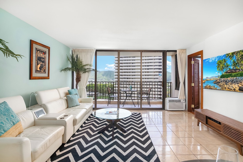 Waikiki Banyan 1BR Condos with No Parking: Condo, 1 Bedroom (0171 Wb 1813 T1) photo