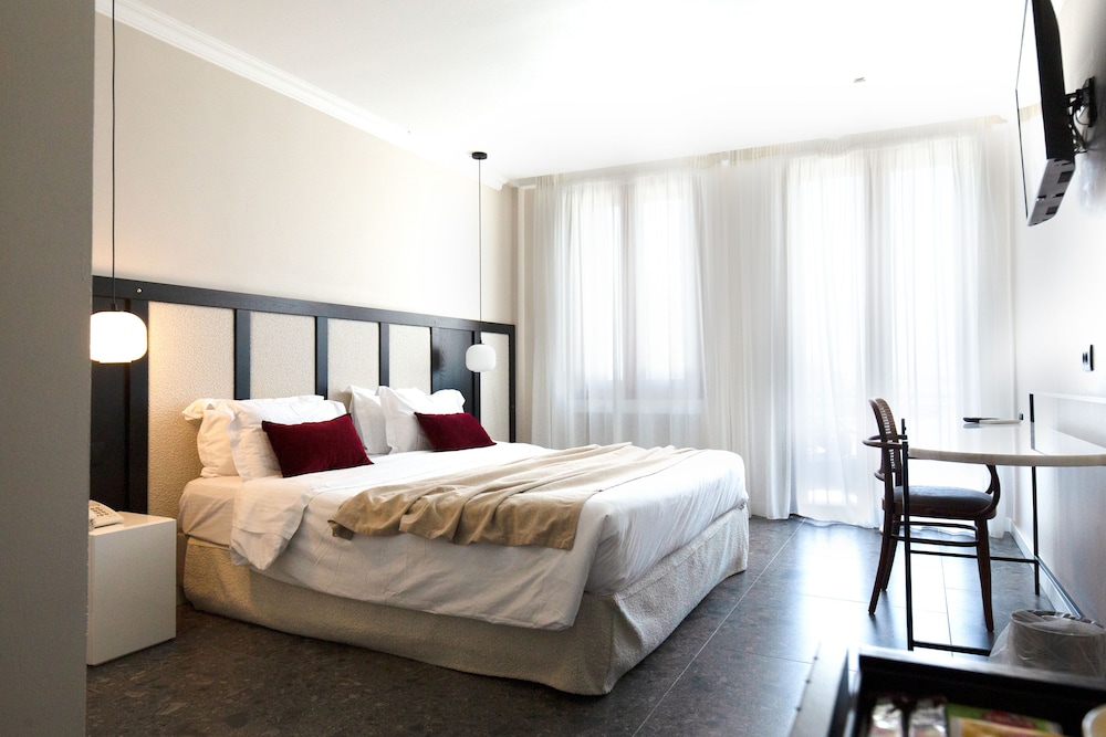 Deluxe Double Room, Sea View thumbnail 5