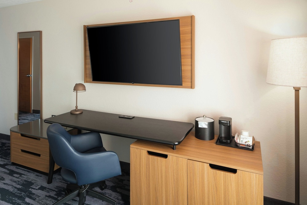 Executive Suite, 1 King Bed with Sofa bed (Hearing Accessible) photo 2