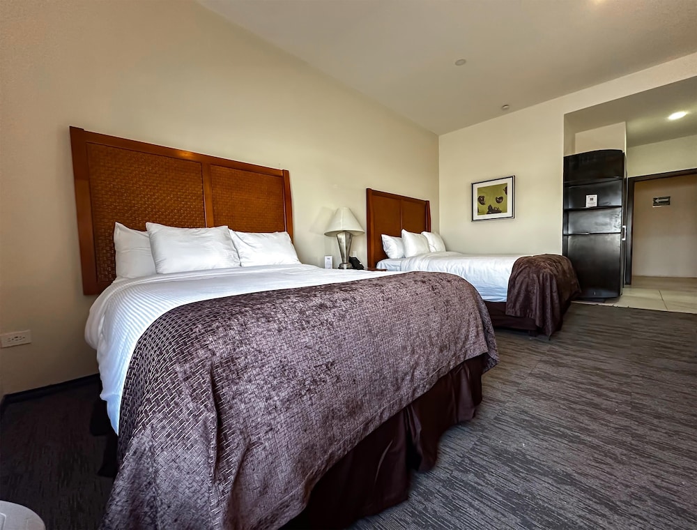 Standard Room, 2 Queen Beds, Non Smoking - Photo 2