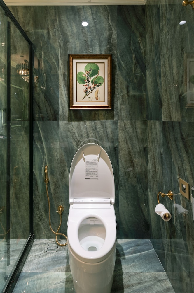 Luxury Suite, Non Smoking (Heritage With Whirlpool) thumbnail 6