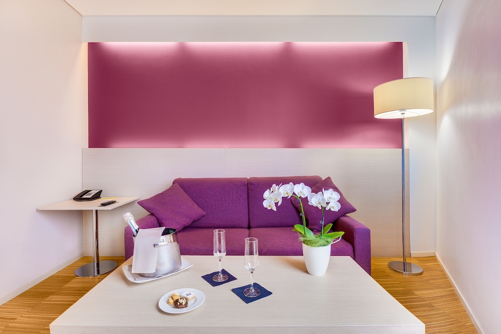 Suite, 1 King Bed, Corner