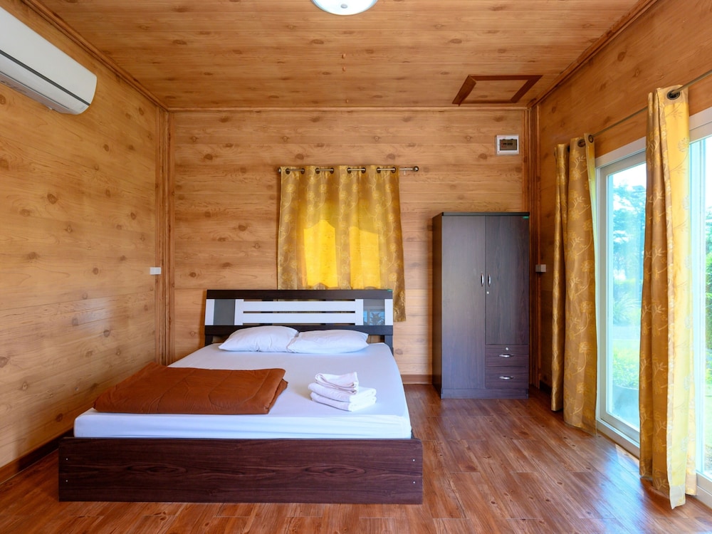Cottage Room - Photo 13