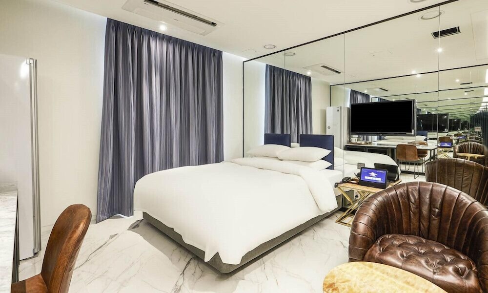 Deluxe Suite - Photo 3