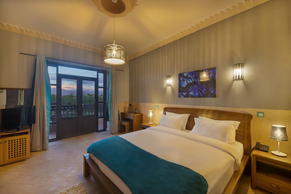 Superior Suite, 1 King Bed, Balcony, Mountain View